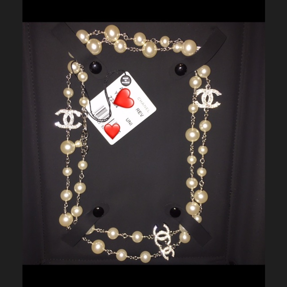 Chanel pearl necklace CC